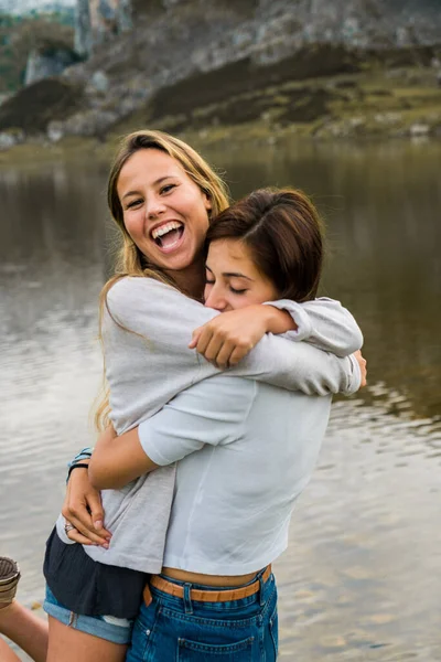 Shot Couple Hugging Each Other Lake — Stock Photo, Image