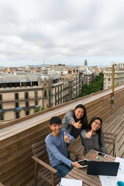 Tiga Orang Muda Asia Duduk Meja Teras Dengan Perangkat Yang Stok Foto