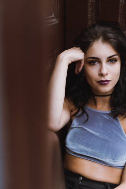 Dışarıda heyecanlı bir havası olan genç bir kız kameraya şehvetli bir şekilde bakıyor..