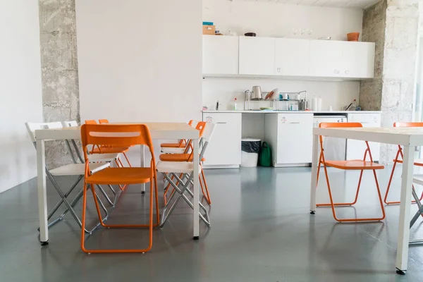 Ruang Kopi Dapur Kecil Kantor Dengan Kursi Dan Meja Kosong — Stok Foto