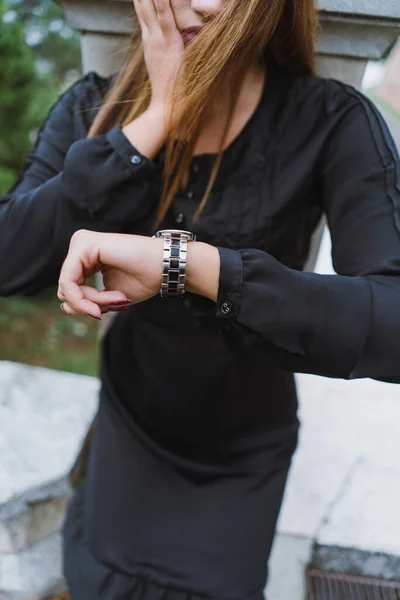 Wanita Dewasa Muda Memeriksa Jam Tangannya Sementara Luar — Stok Foto