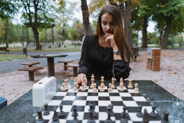 Молодая Взрослая Женщина Играет Шахматы Открытом Воздухе Парке — стоковое фото