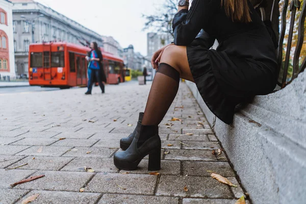 Wanita Muda Mengenakan Semua Hitam Duduk Luar Jalan Dengan Bus — Stok Foto