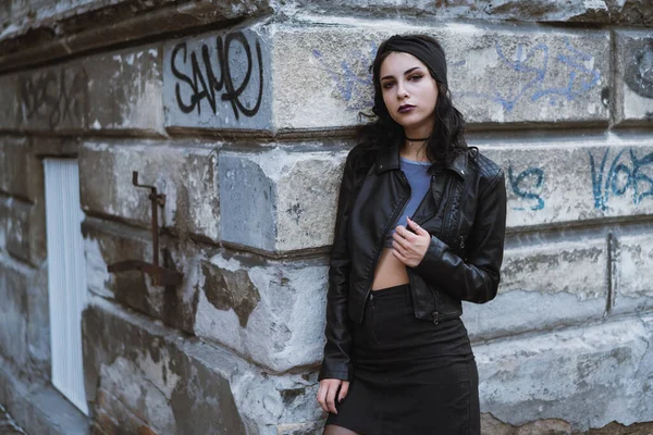 Junge Erwachsene Kaukasische Frau Trägt Ganz Schwarz Und Schaut Die Stockbild