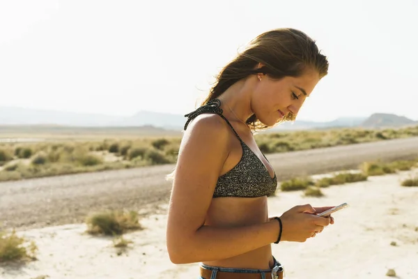 Shot Young Woman Desert Area Browsing Her Cellphone — 스톡 사진