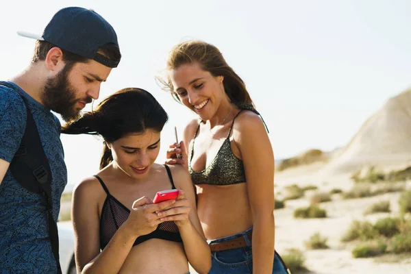 Group Friends Browsing Phone Outdoors — Photo