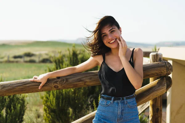 Молода Жінка Насолоджується Природою Посушливій Пустелі Іспанії Дивлячись Камеру Посміхаючись Стокова Картинка