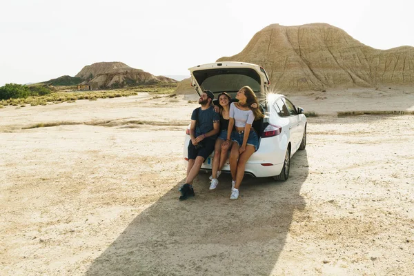 Young Group Friends Road Trip Sitting Car Trunck Imágenes de stock libres de derechos