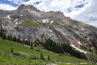 Harika bir manzara. Dağ ve vadiler yenilmez doğal manzaralar sunar. Yaz renkleri ve kar hala orada burada zirvede.. 