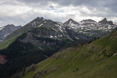 Harika bir manzara. Dağ ve vadiler yenilmez doğal manzaralar sunar. Yaz renkleri ve kar hala orada burada zirvede.. 