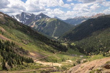 Harika bir manzara. Dağ ve vadiler yenilmez doğal manzaralar sunar. Yaz renkleri ve kar hala orada burada zirvede.. 