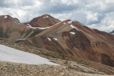 Harika bir manzara. Dağ ve vadiler yenilmez doğal manzaralar sunar. Yaz renkleri ve kar hala orada burada zirvede.. 