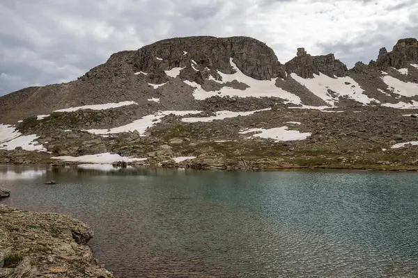 Belle Vue Sur Montagne Avec Lac Clair Bleu Beau Ciel — Photo