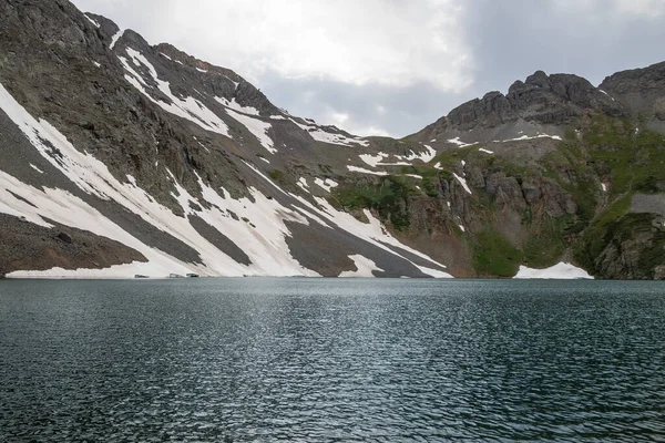 美丽的山景 清澈的蓝湖 美丽的蓝天和云彩 夏天的照片 但冰川上还有一些雪 — 图库照片
