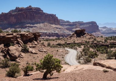 Utah 'taki çölde çok güzel kaya oluşumları. Kırmızı taşlarla mavi gökyüzü kontrastı.