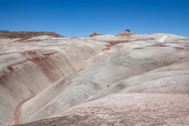 Capital Reef Ulusal Parkı 'nda çarpıcı kaya oluşumları. İnanılmaz çizgiler, spiraller, kırmızı, turuncu ve sarı renkli katmanlar. Çölde yaz zamanı. Mavi gökyüzü arka plan..