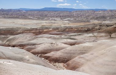 Capital Reef Ulusal Parkı 'nda çarpıcı kaya oluşumları. İnanılmaz çizgiler, spiraller, kırmızı, turuncu ve sarı renkli katmanlar. Çölde yaz zamanı. Mavi gökyüzü arka plan..