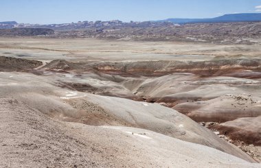 Capital Reef Ulusal Parkı 'nda çarpıcı kaya oluşumları. İnanılmaz çizgiler, spiraller, kırmızı, turuncu ve sarı renkli katmanlar. Çölde yaz zamanı. Mavi gökyüzü arka plan..