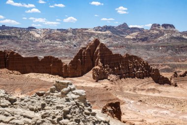Utah, ABD 'deki Capital Reef Ulusal Parkı' nda çarpıcı kaya oluşumları. Kırmızı, turuncu ve gri taşlardan yapılmış bir sürü eşsiz şekil..