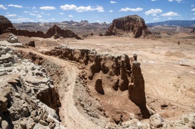 Utah, ABD 'deki Capital Reef Ulusal Parkı' nda çarpıcı kaya oluşumları. Kırmızı, turuncu ve gri taşlardan yapılmış bir sürü eşsiz şekil..