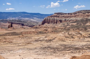 Utah, ABD 'deki Capital Reef Ulusal Parkı' nda çarpıcı kaya oluşumları. Kırmızı, turuncu ve gri taşlardan yapılmış bir sürü eşsiz şekil..