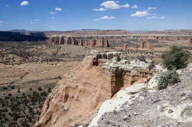 Utah, ABD 'deki Capital Reef Ulusal Parkı' nda çarpıcı kaya oluşumları. Kırmızı, turuncu ve gri taşlardan yapılmış bir sürü eşsiz şekil..