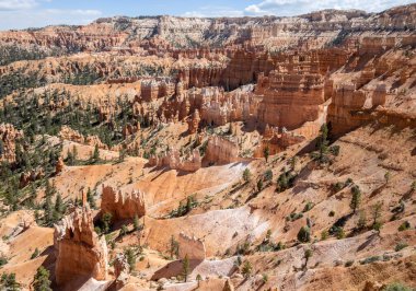 Utah 'taki Bryce Kanyonu nefes kesici kaya oluşumlarıyla ünlüdür. Bu park güzel turuncu ve kırmızı sütunlarıyla ünlüdür.