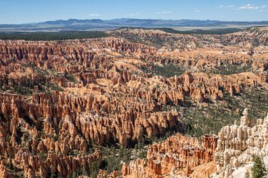 Utah 'taki Bryce Kanyonu nefes kesici kaya oluşumlarıyla ünlüdür. Bu park güzel turuncu ve kırmızı sütunlarıyla ünlüdür.