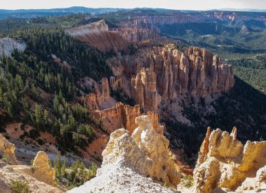 Utah 'taki Bryce Kanyonu nefes kesici kaya oluşumlarıyla ünlüdür. Bu park güzel turuncu ve kırmızı sütunlarıyla ünlüdür.
