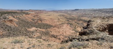 Güzel kırmızı ve turuncu kaya oluşumları Utah 'taki Capitol Resifi ve Katedral Vadisi' ni oluşturur. Bu çöl arazisine dünya dışı bir görünüm kazandırıyorlar.