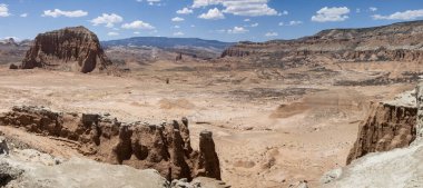 Güzel kırmızı ve turuncu kaya oluşumları Utah 'taki Capitol Resifi ve Katedral Vadisi' ni oluşturur. Bu çöl arazisine dünya dışı bir görünüm kazandırıyorlar.