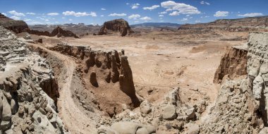 Güzel kırmızı ve turuncu kaya oluşumları Utah 'taki Capitol Resifi ve Katedral Vadisi' ni oluşturur. Bu çöl arazisine dünya dışı bir görünüm kazandırıyorlar.