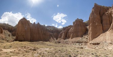 Güzel kırmızı ve turuncu kaya oluşumları Utah 'taki Capitol Resifi ve Katedral Vadisi' ni oluşturur. Bu çöl arazisine dünya dışı bir görünüm kazandırıyorlar.