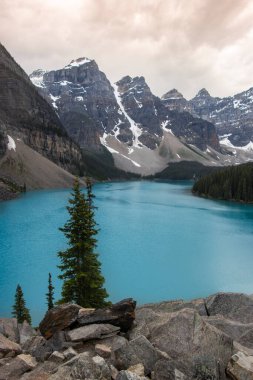 Görkemli dağların arasına kurulmuş canlı bir turkuaz göl keşfi davet ediyor. Çam ağaçları kıyı şeridini çerçevelerken, dağınık kayalar dingin çevreye doğal güzellikler katıyor..