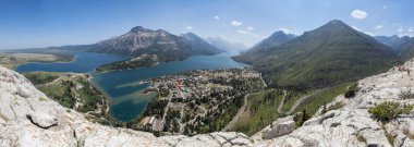 Büyüleyici bir manzara, vadide yuva yapmış tuhaf bir kasabayla çevrili dağlarla çevrili bir gölü sergiliyor. Sahne güneşli bir günün berraklığını yakalıyor, doğanın güzelliğini vurguluyor..