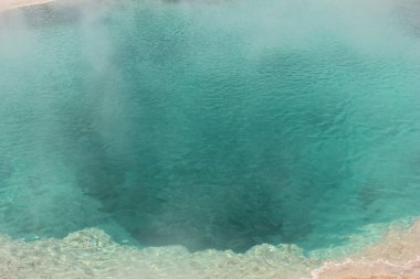 Parlak turkuaz su jeotermal bir pınarı doldurur, havaya yükselen buharla, dingin ve mistik bir atmosfer yaratır. Doğal güzellik canlı renkler ve eşsiz manzaralar sergiliyor..
