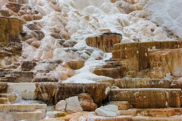 Renkli mineral yatakları ve akan su katmanları jeotermal alanda benzersiz teraslar oluşturarak ABD 'deki doğanın güzelliğini ve jeotermal aktivitesini gözler önüne seriyor..
