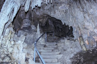 Dolambaçlı bir merdiven, etkileyici sarkıtlar ve dikitler ile süslenmiş uçsuz bucaksız bir yeraltı mağarasına açılıyor. Ürkütücü atmosfer macera ve keşif hissi yaratıyor..
