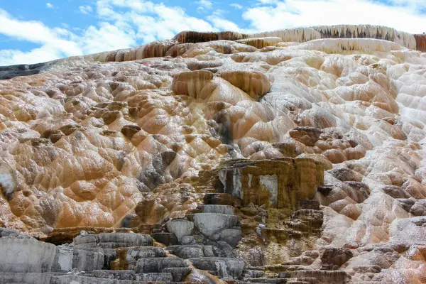 Doğal mineral yatakları Yellowstone Ulusal Parkı 'nda parlak mavi gökyüzüne karşı çeşitli renk ve dokuları gösteren çarpıcı oluşumlar yaratır..