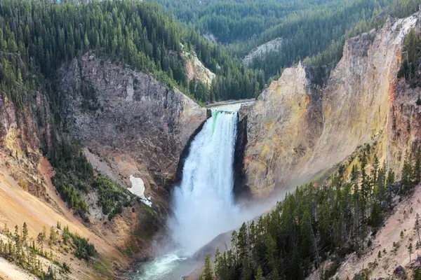 Yüksek ağaçlar ve engebeli uçurumlarla çevrili sarp bir kanyondan nefes kesen bir şelale devriliyor. Sis yükseliyor, ulusal parkta manzaralı, sakin bir atmosfer yaratıyor..