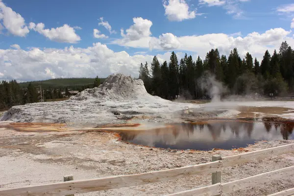 Doğal kaplıcalar Yellowstone Ulusal Parkı 'nda canlı renk ve buhar desenleri yaratır. Jeotermal etkinlik benzersiz manzarayı sergiliyor ve yıl boyunca ziyaretçileri cezbediyor..