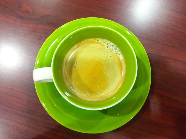 Üst Manzara Tek Kahve Fincanı Beyaz Gren Rengi Ahşap Arka — Stok fotoğraf