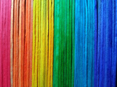 tasarım veya stok fotoğrafı için dikey gökkuşağı desenli tahta arka plan dokusu, renkli ahşap, pembe turuncu yeşil mavi renkler 