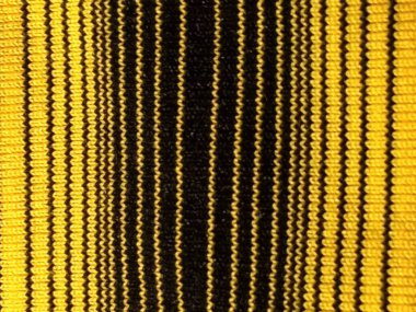 Üst görünüm, soyut geometrik sarı ve siyah köşegen çizgiler modern arka plan biçimi. Stok fotoğrafı. Vektör çizimi. Metin reklamları için boş