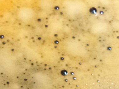 Üst görünüm soyut bulanık köpüklü krem, saf kahverengi turuncu desen arka plan. Kahve. Yiyecek içeceği..