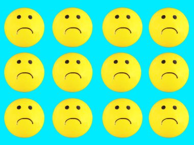 Mutsuz bir konsepte sahip sarı zavallı yüz manzarası grafik tasarımı için mavi doku arkaplanını izole etti. Etiket, simge, işaret, emoji, illüstrasyon, element