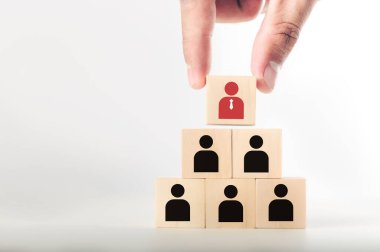 İnsan kaynakları yönetimi ve işe alım işi konsepti, kopyalama alanı. Tahta küpü piramidin tepesine koymak ve yönetim konsepti liderliği.