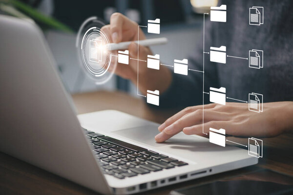 Бизнесмен, использующий компьютер для управления документацией, онлайновую базу данных документации и систему или программное обеспечение для хранения цифровых файлов, ведение документации, технологию баз данных, доступ к файлам, обмен документами.