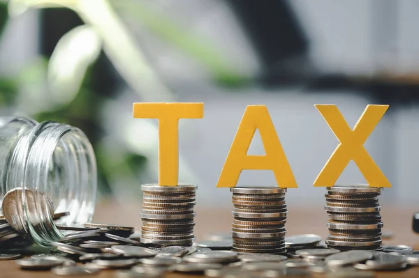 税金の概念 机の上に置く単語税及び積層コイン — ストック写真
