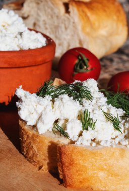 Ekolojik tabaklardaki süzme peynir.